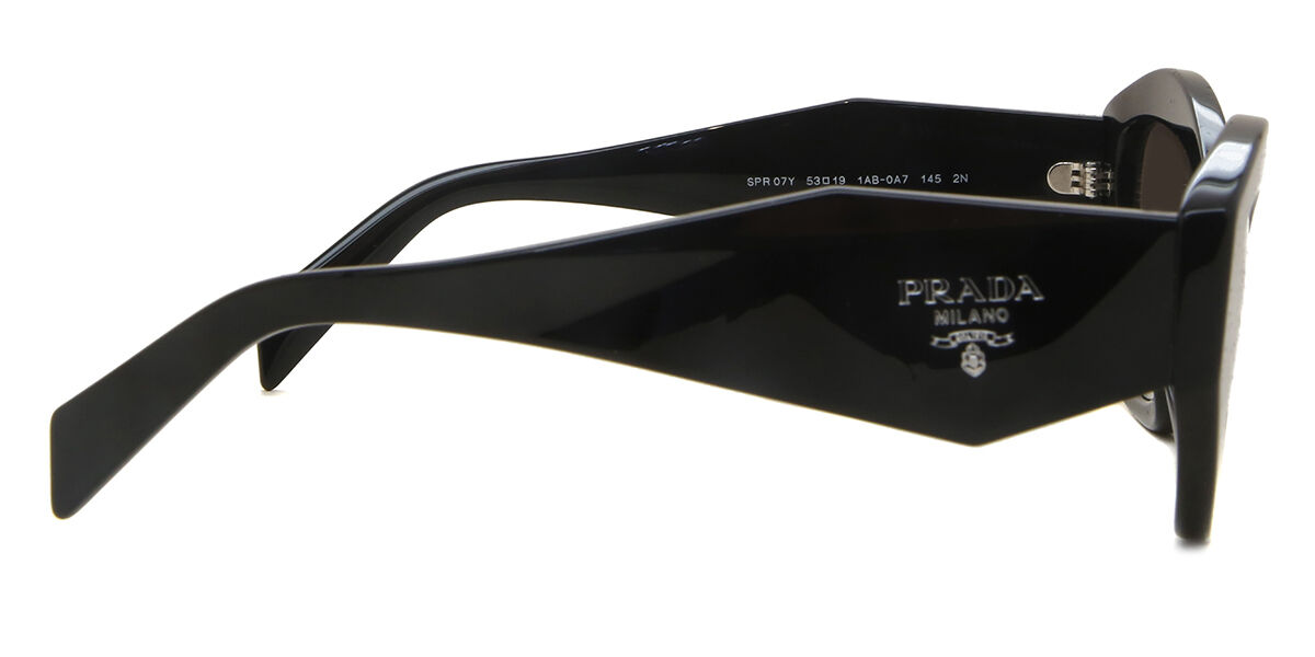 PR 07YS Symbole サングラス ブラック | SmartBuyGlasses JP